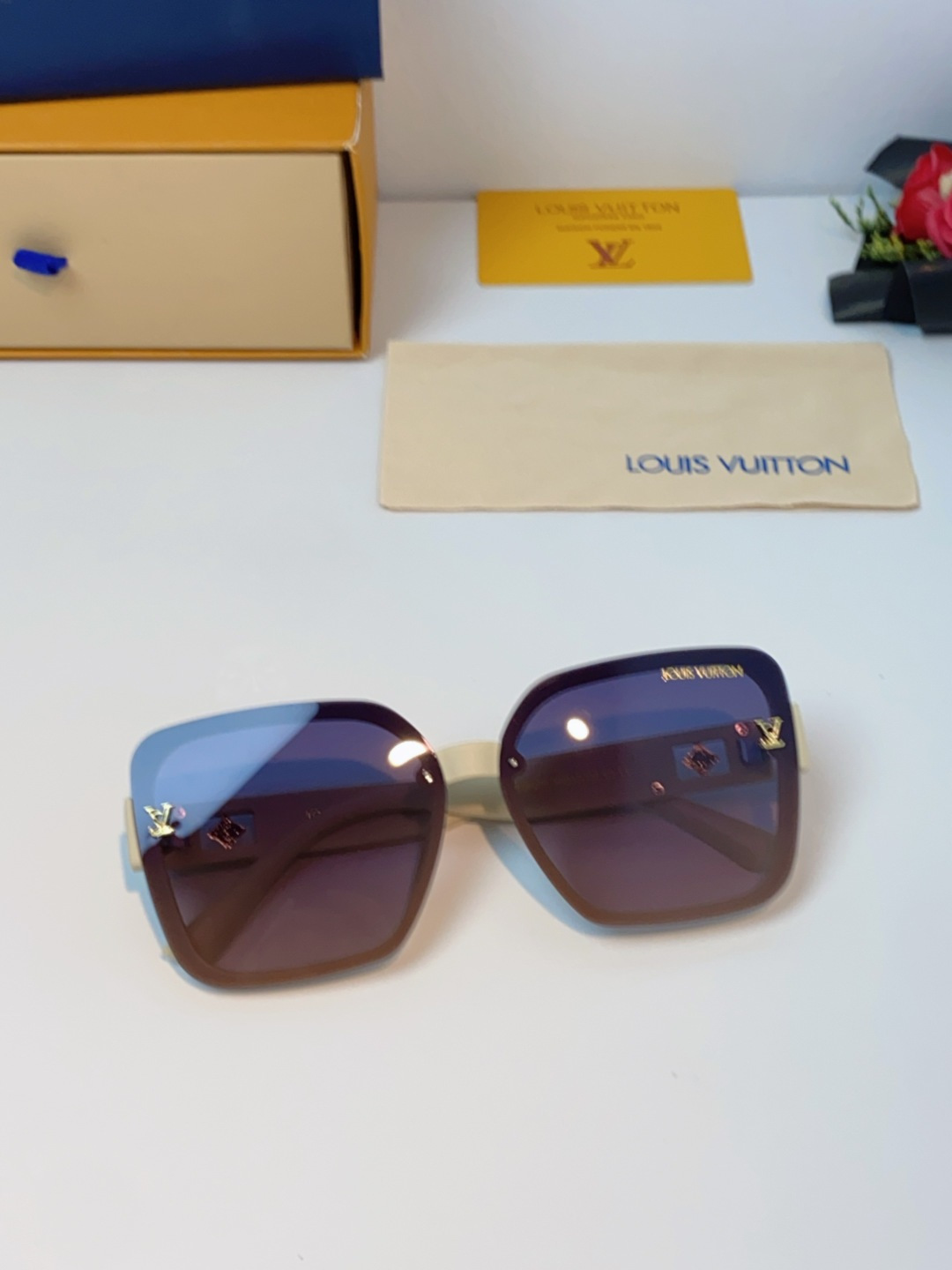 LouisVuitton路易威登 2025新款眼镜偏光镜女士时尚阳镜印花腿墨镜