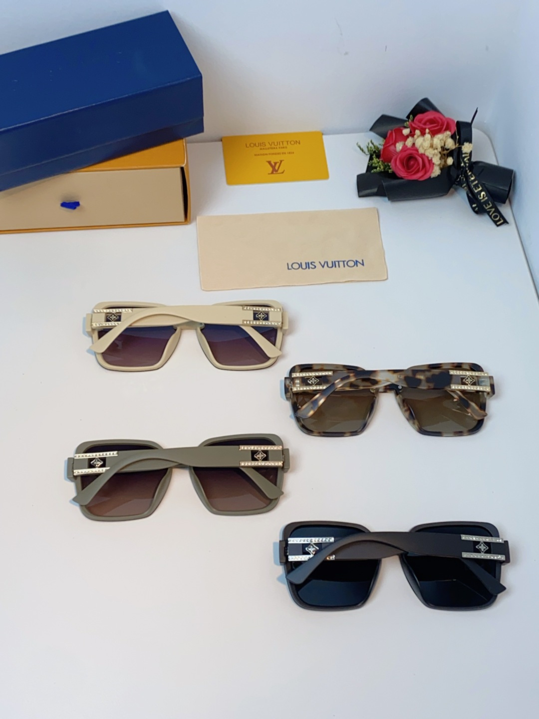 LouisVuitton路易威登 2025新款眼镜偏光镜女士时尚阳镜印花腿墨镜