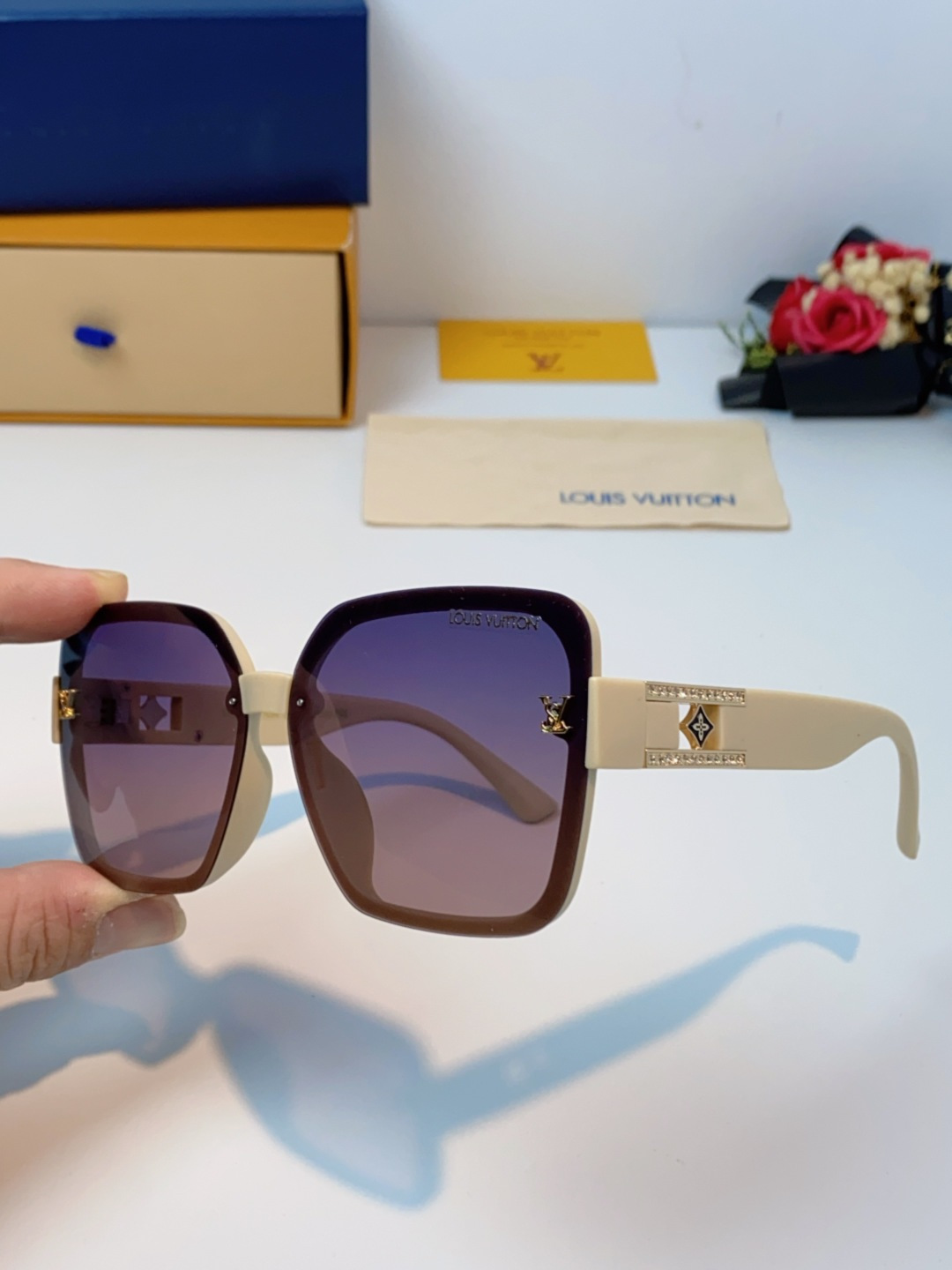 LouisVuitton路易威登 2025新款眼镜偏光镜女士时尚阳镜印花腿墨镜