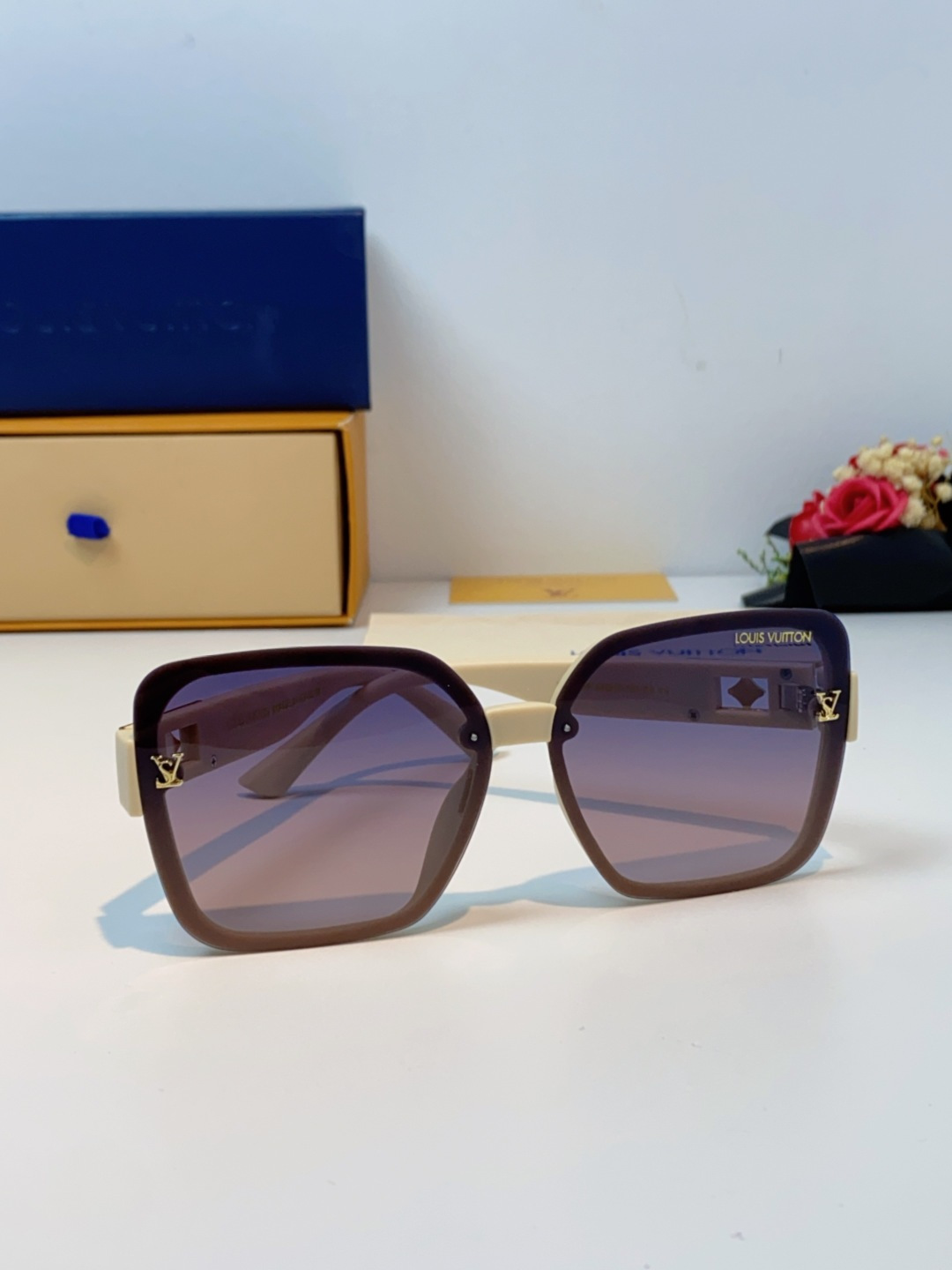 LouisVuitton路易威登 2025新款眼镜偏光镜女士时尚阳镜印花腿墨镜