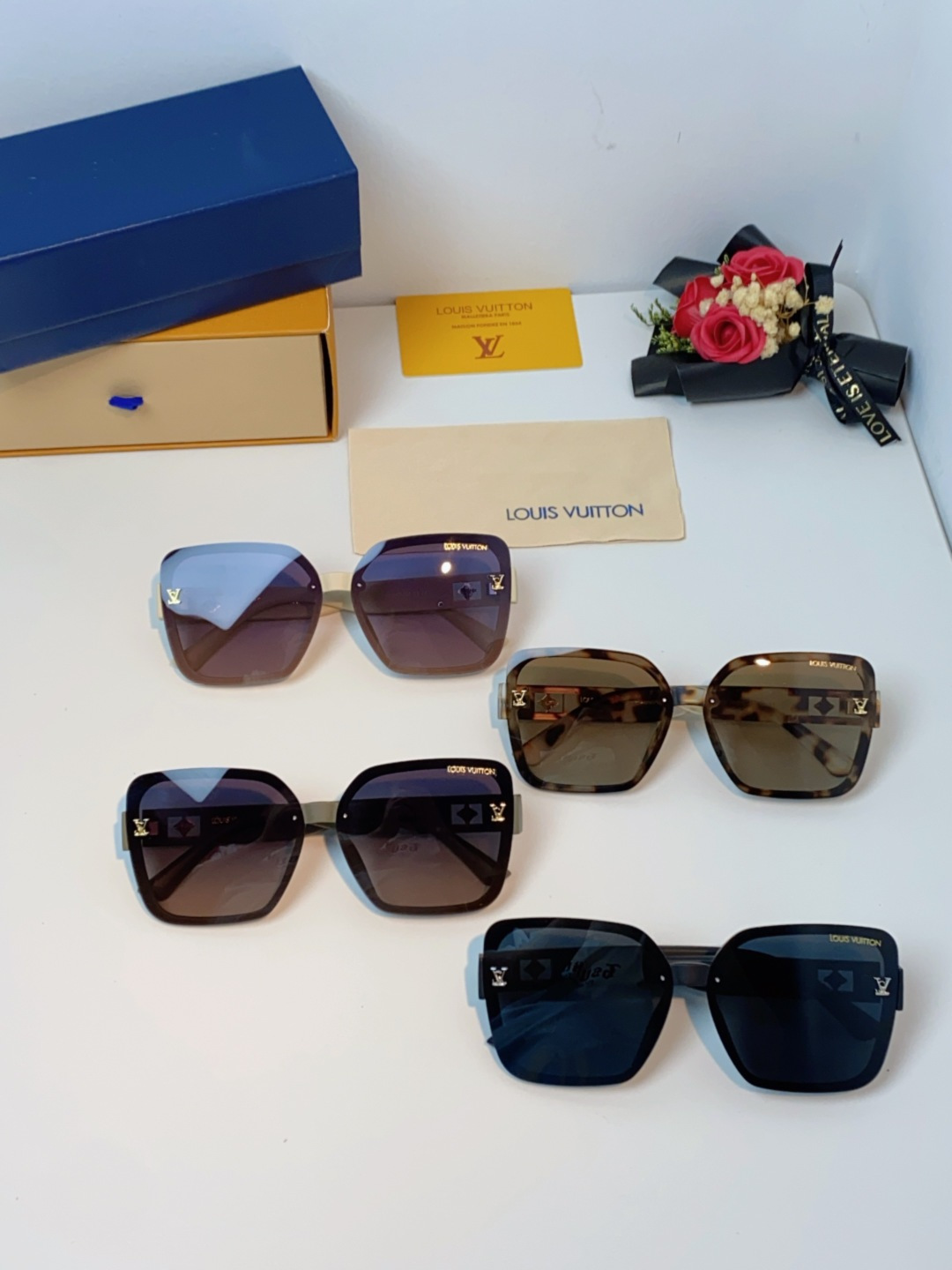 LouisVuitton路易威登 2025新款眼镜偏光镜女士时尚阳镜印花腿墨镜