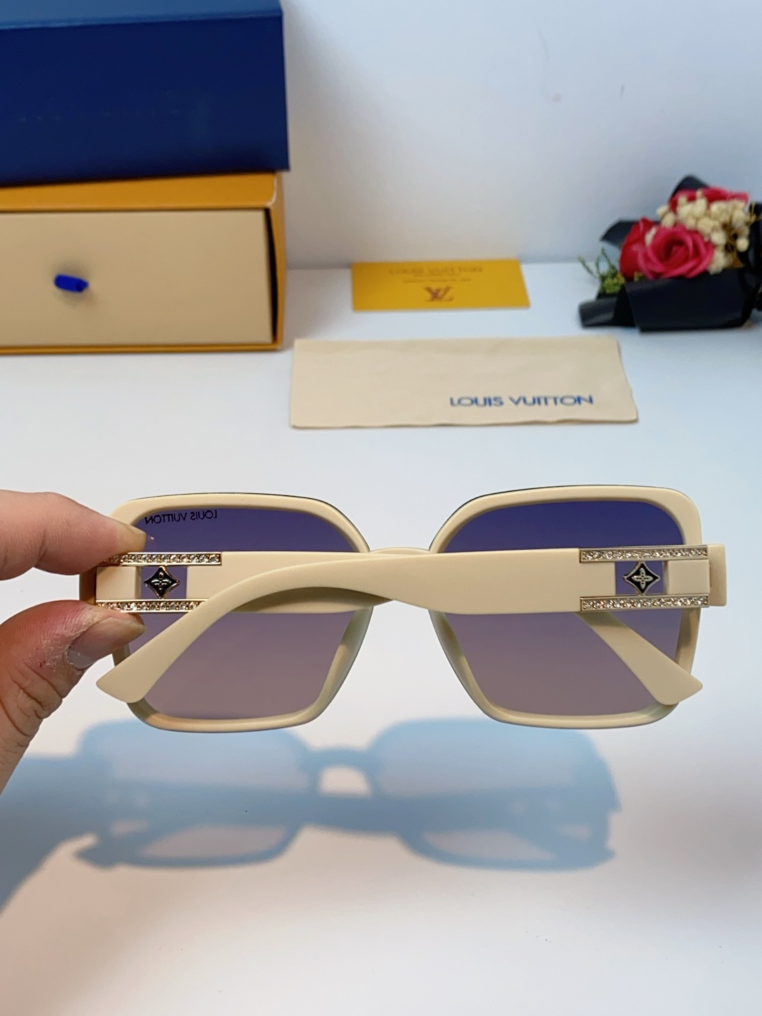 LouisVuitton路易威登 2025新款眼镜偏光镜女士时尚阳镜印花腿墨镜