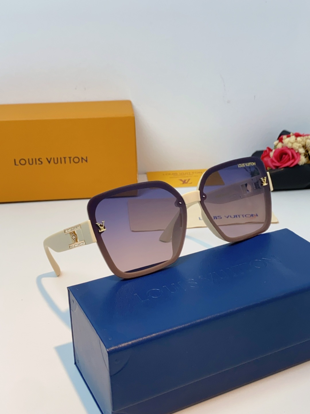 LouisVuitton路易威登 2025新款眼镜偏光镜女士时尚阳镜印花腿墨镜