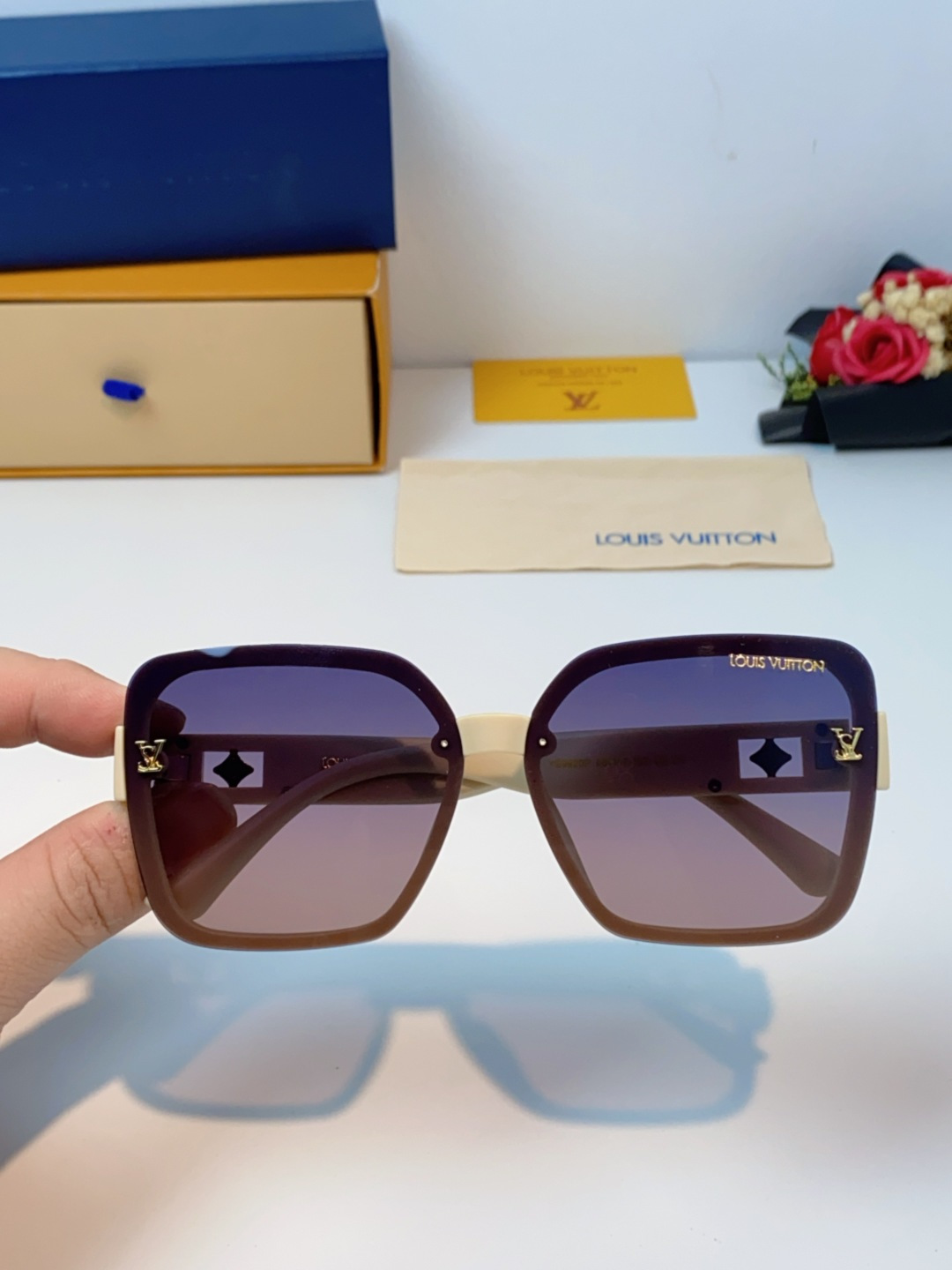 LouisVuitton路易威登 2025新款眼镜偏光镜女士时尚阳镜印花腿墨镜