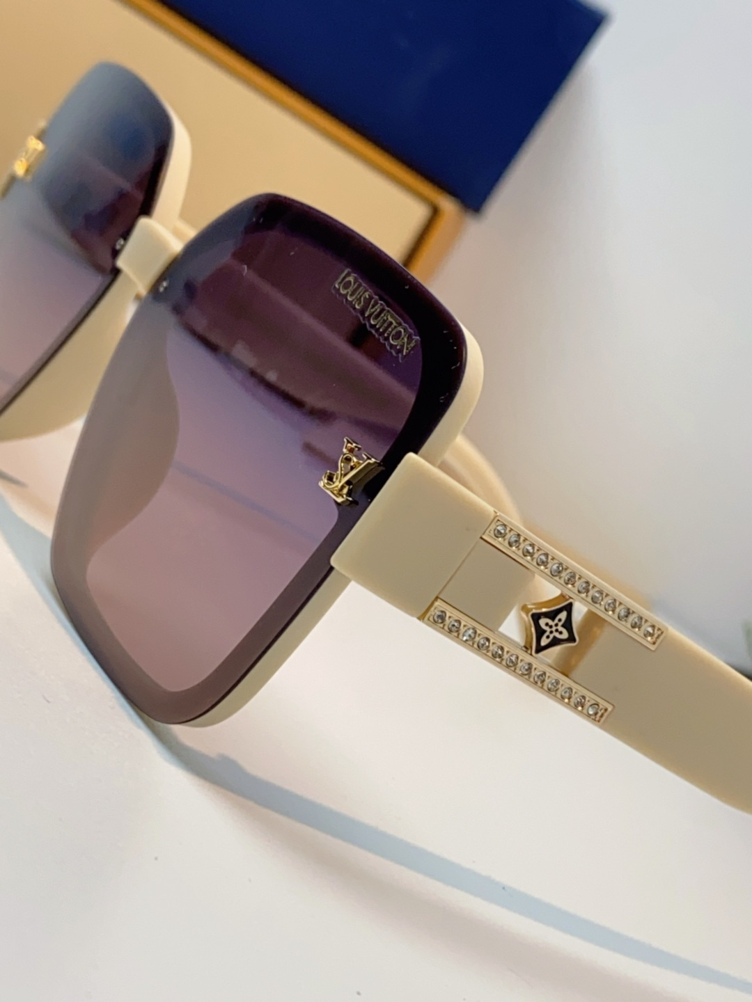 LouisVuitton路易威登 2025新款眼镜偏光镜女士时尚阳镜印花腿墨镜