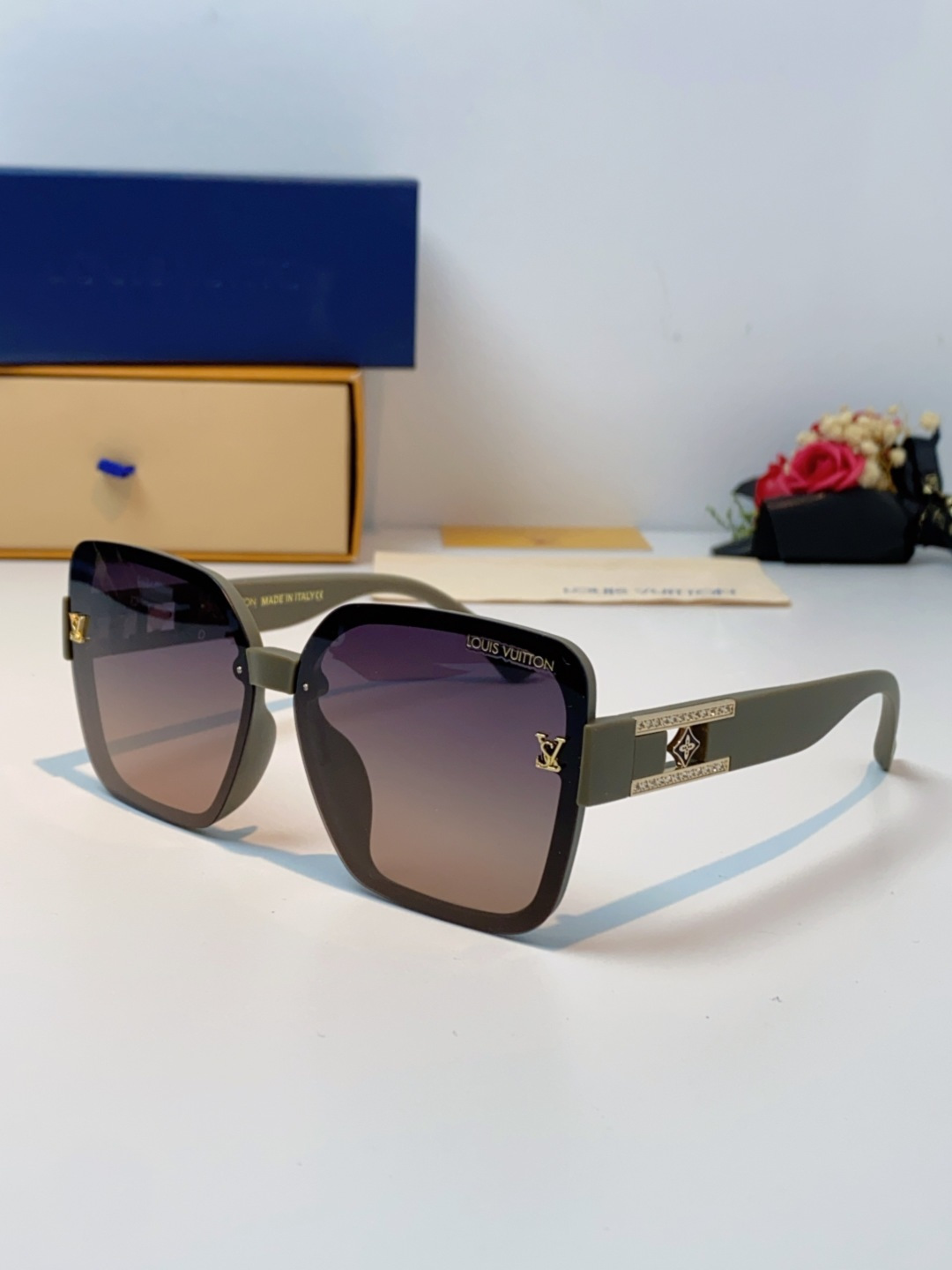 LouisVuitton路易威登 2025新款眼镜偏光镜女士时尚阳镜印花腿墨镜