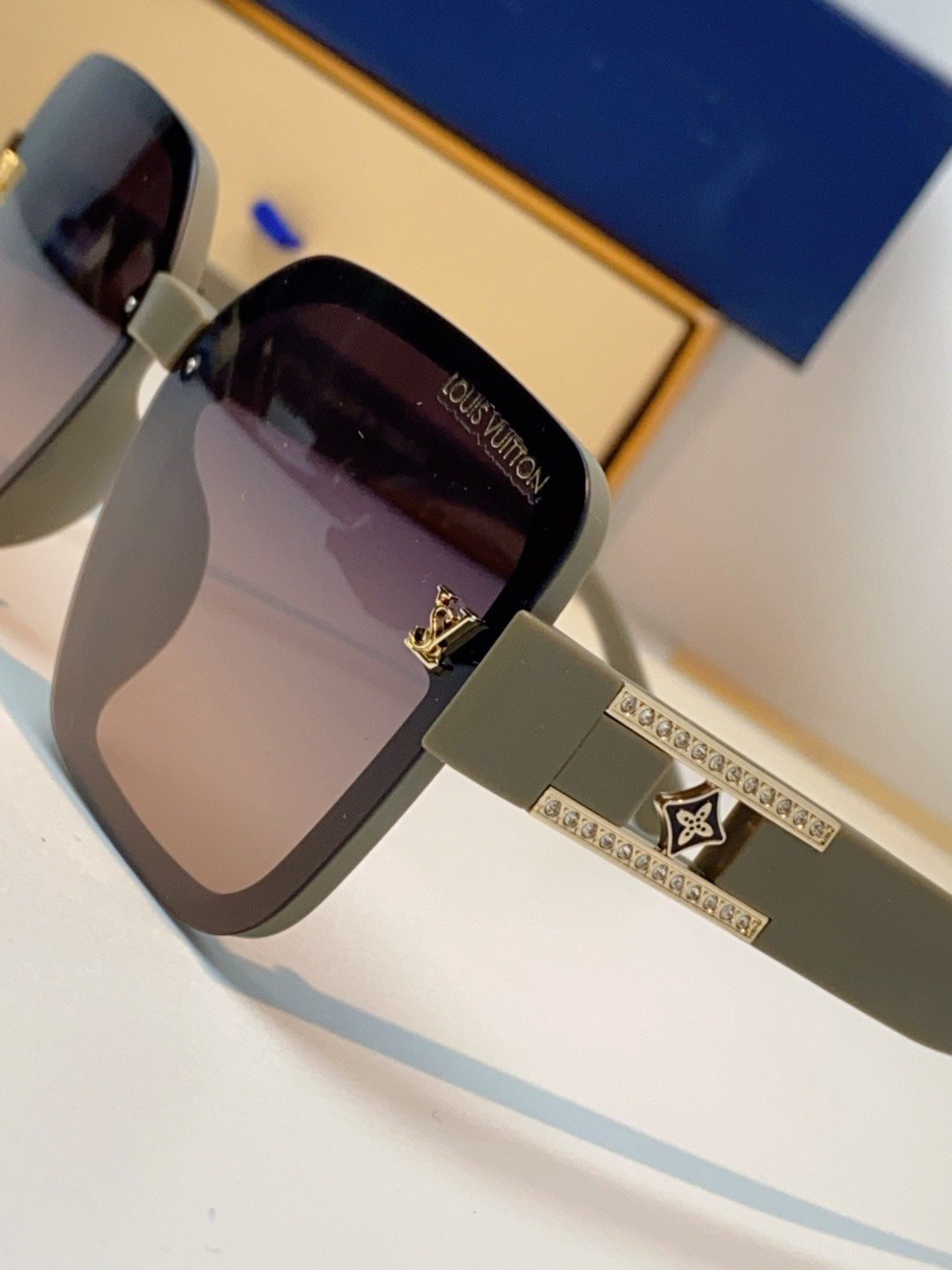 LouisVuitton路易威登 2025新款眼镜偏光镜女士时尚阳镜印花腿墨镜