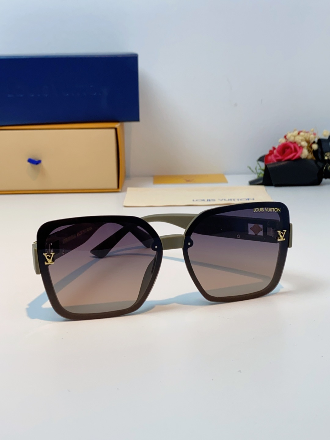 LouisVuitton路易威登 2025新款眼镜偏光镜女士时尚阳镜印花腿墨镜