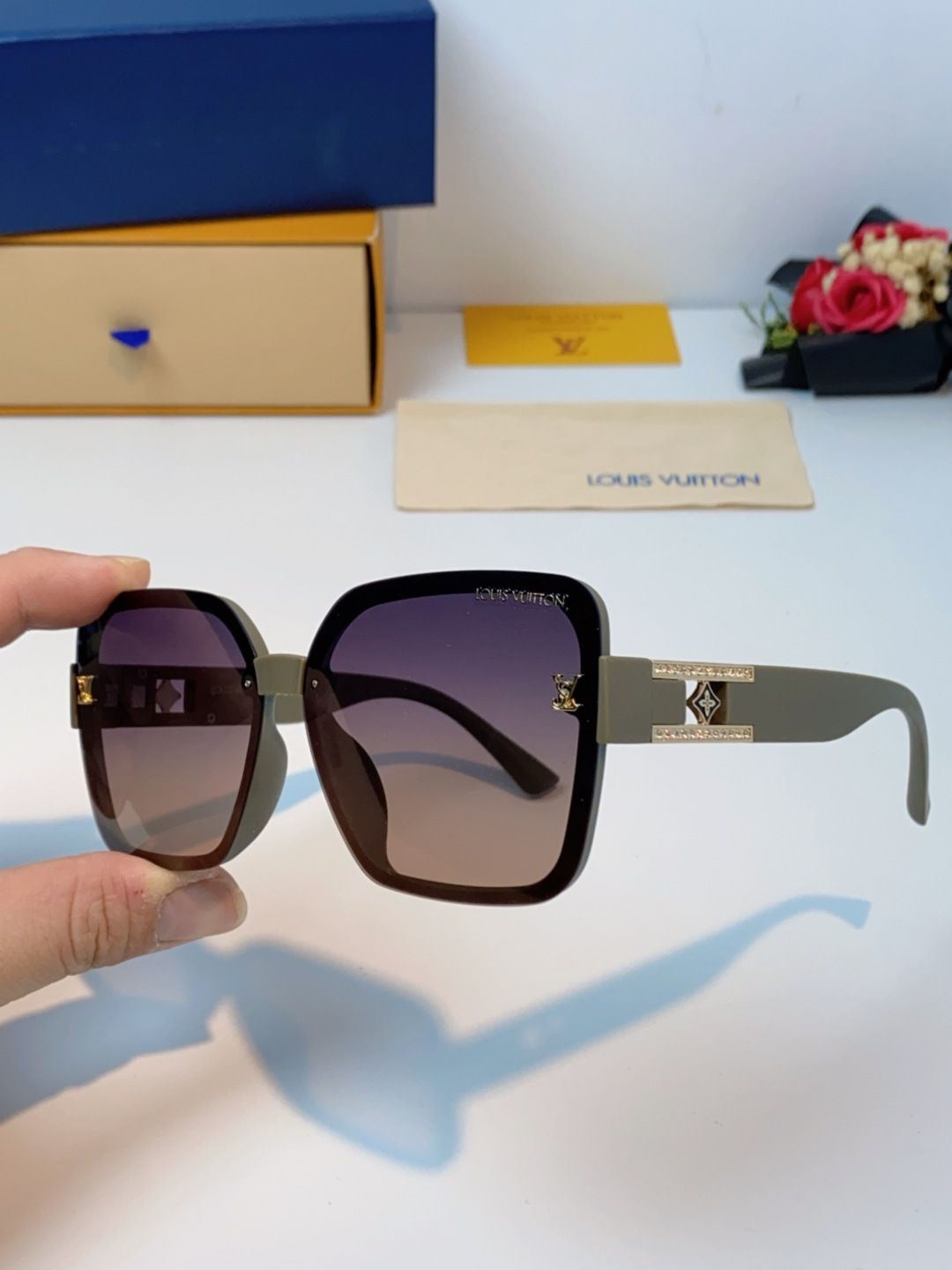 LouisVuitton路易威登 2025新款眼镜偏光镜女士时尚阳镜印花腿墨镜