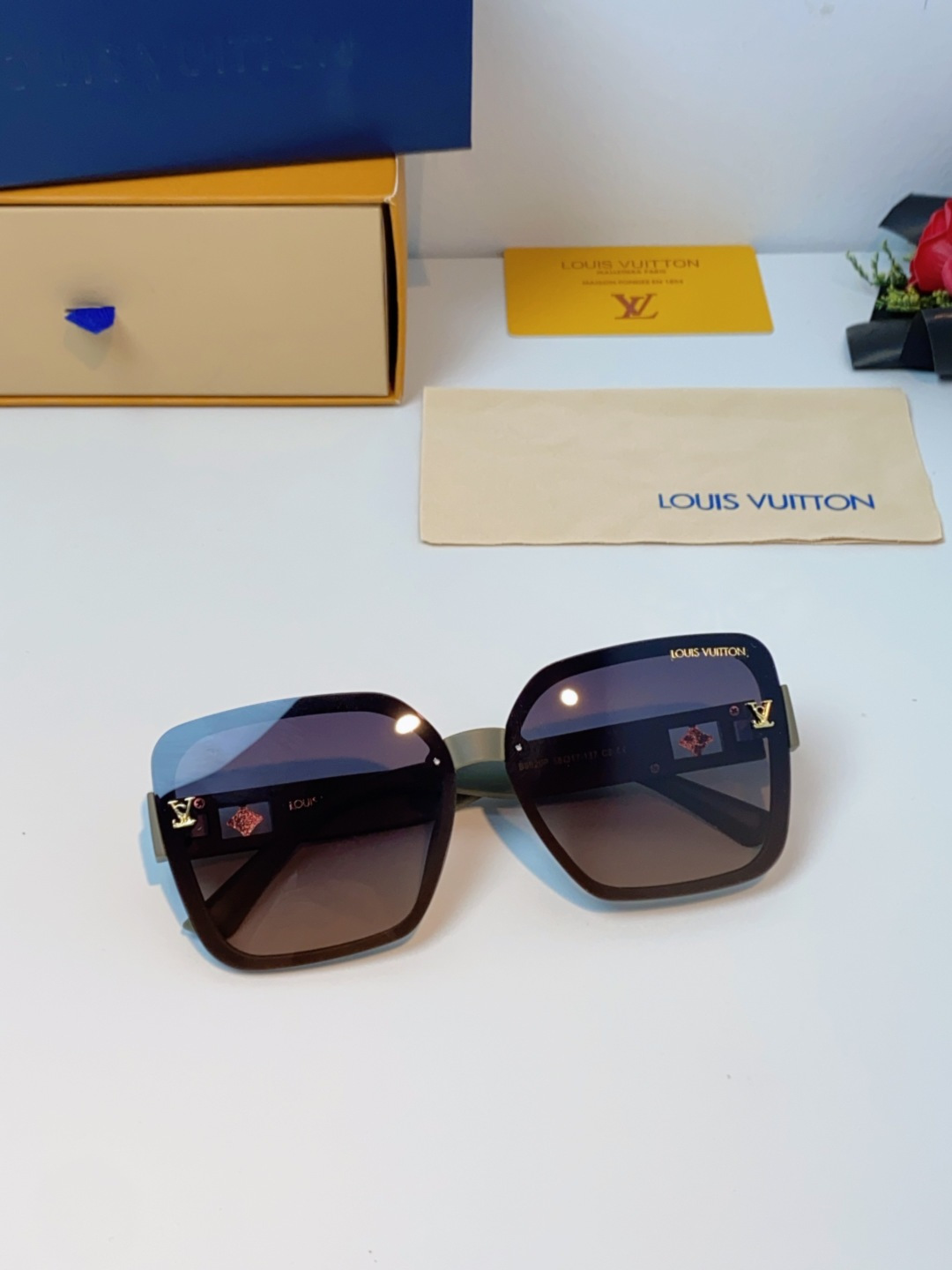 LouisVuitton路易威登 2025新款眼镜偏光镜女士时尚阳镜印花腿墨镜