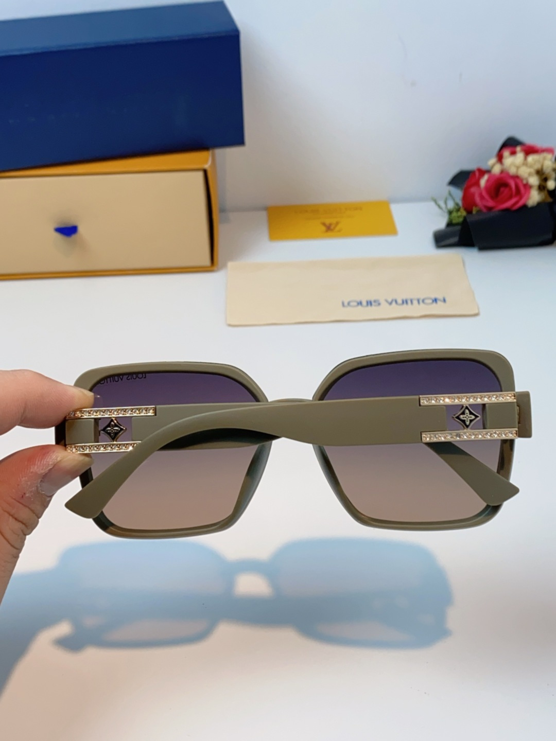 LouisVuitton路易威登 2025新款眼镜偏光镜女士时尚阳镜印花腿墨镜