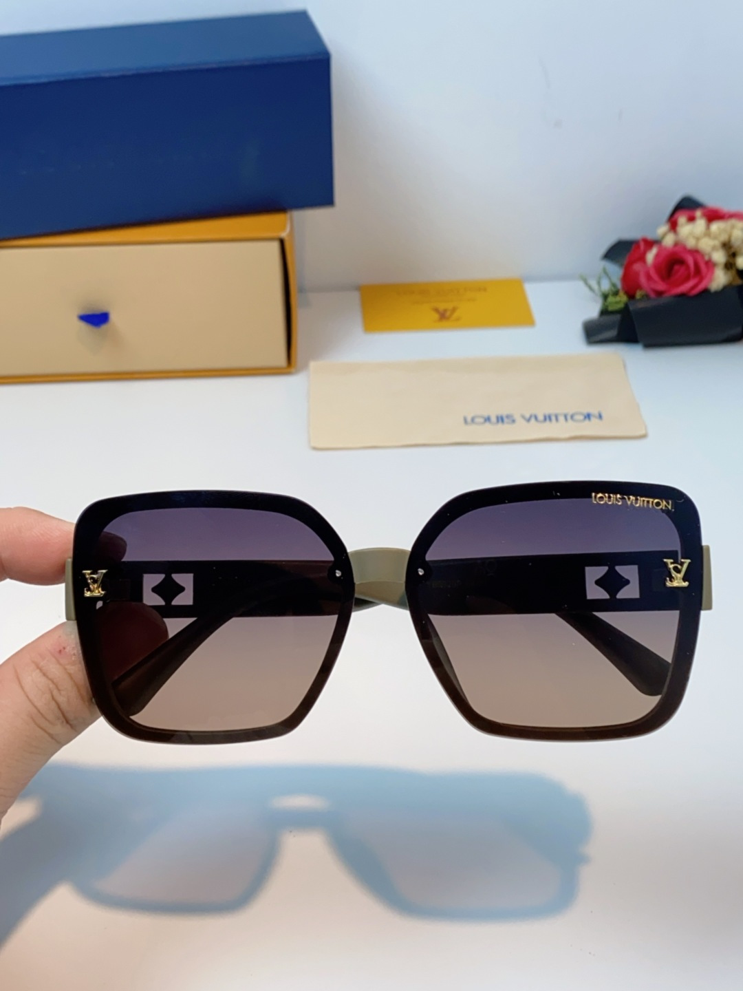 LouisVuitton路易威登 2025新款眼镜偏光镜女士时尚阳镜印花腿墨镜