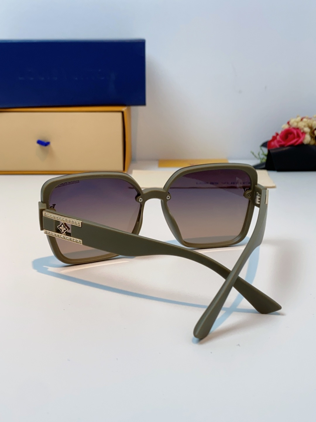 LouisVuitton路易威登 2025新款眼镜偏光镜女士时尚阳镜印花腿墨镜