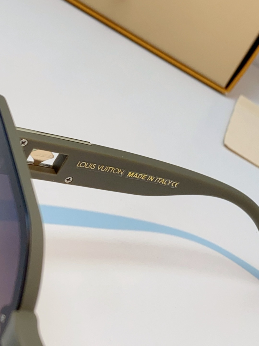 LouisVuitton路易威登 2025新款眼镜偏光镜女士时尚阳镜印花腿墨镜