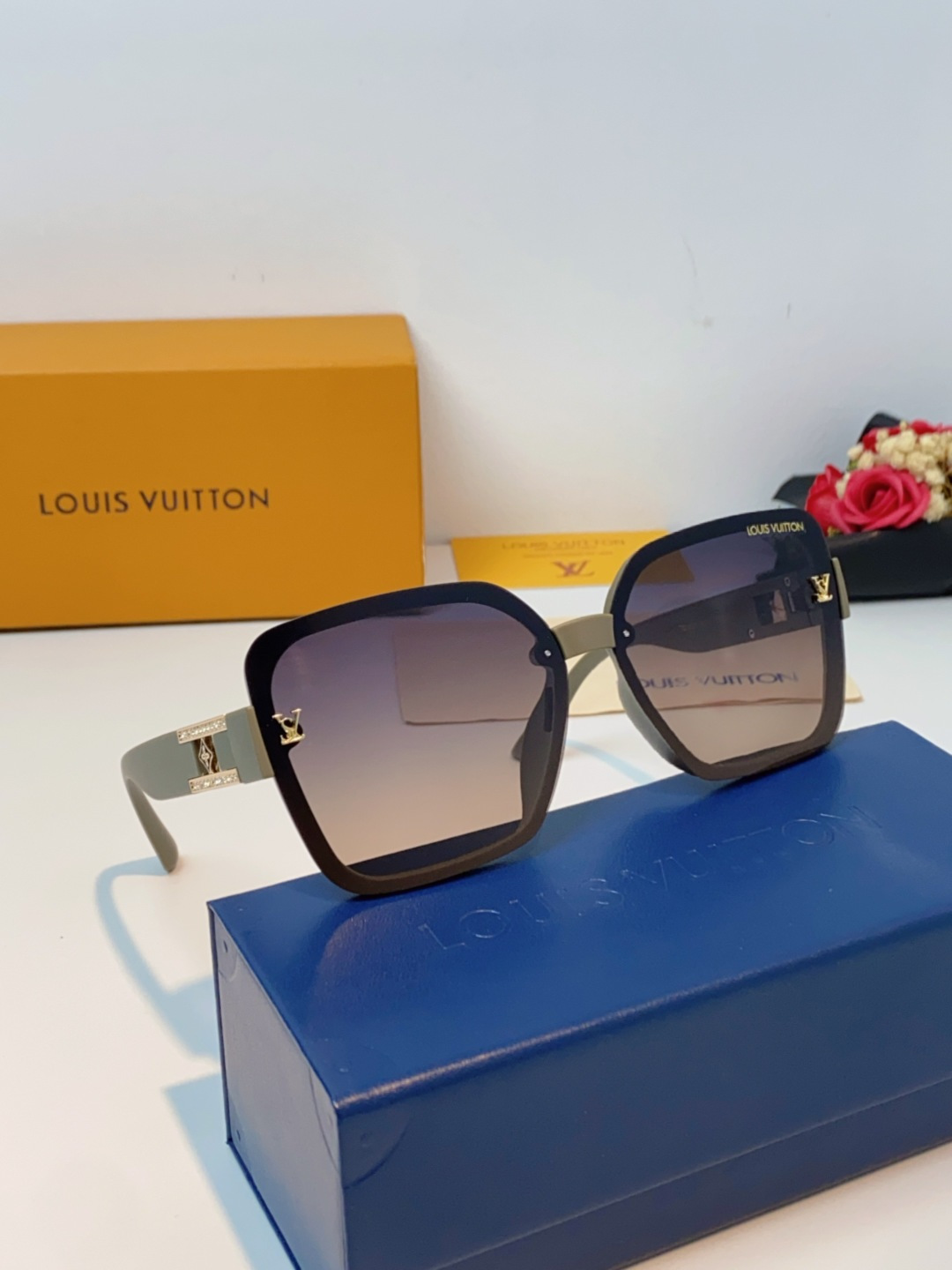 LouisVuitton路易威登 2025新款眼镜偏光镜女士时尚阳镜印花腿墨镜