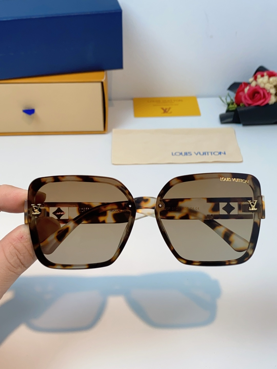 LouisVuitton路易威登 2025新款眼镜偏光镜女士时尚阳镜印花腿墨镜