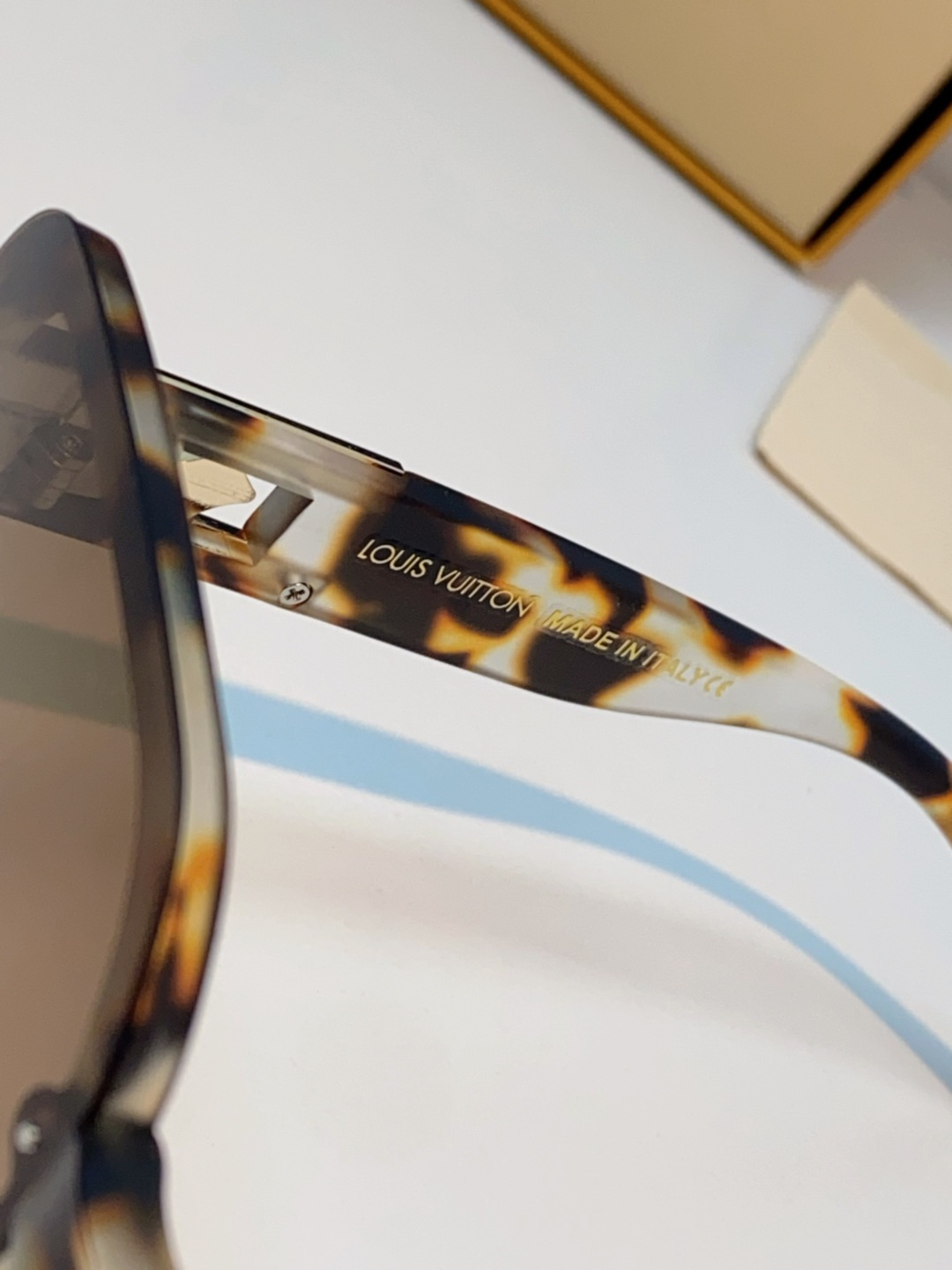LouisVuitton路易威登 2025新款眼镜偏光镜女士时尚阳镜印花腿墨镜