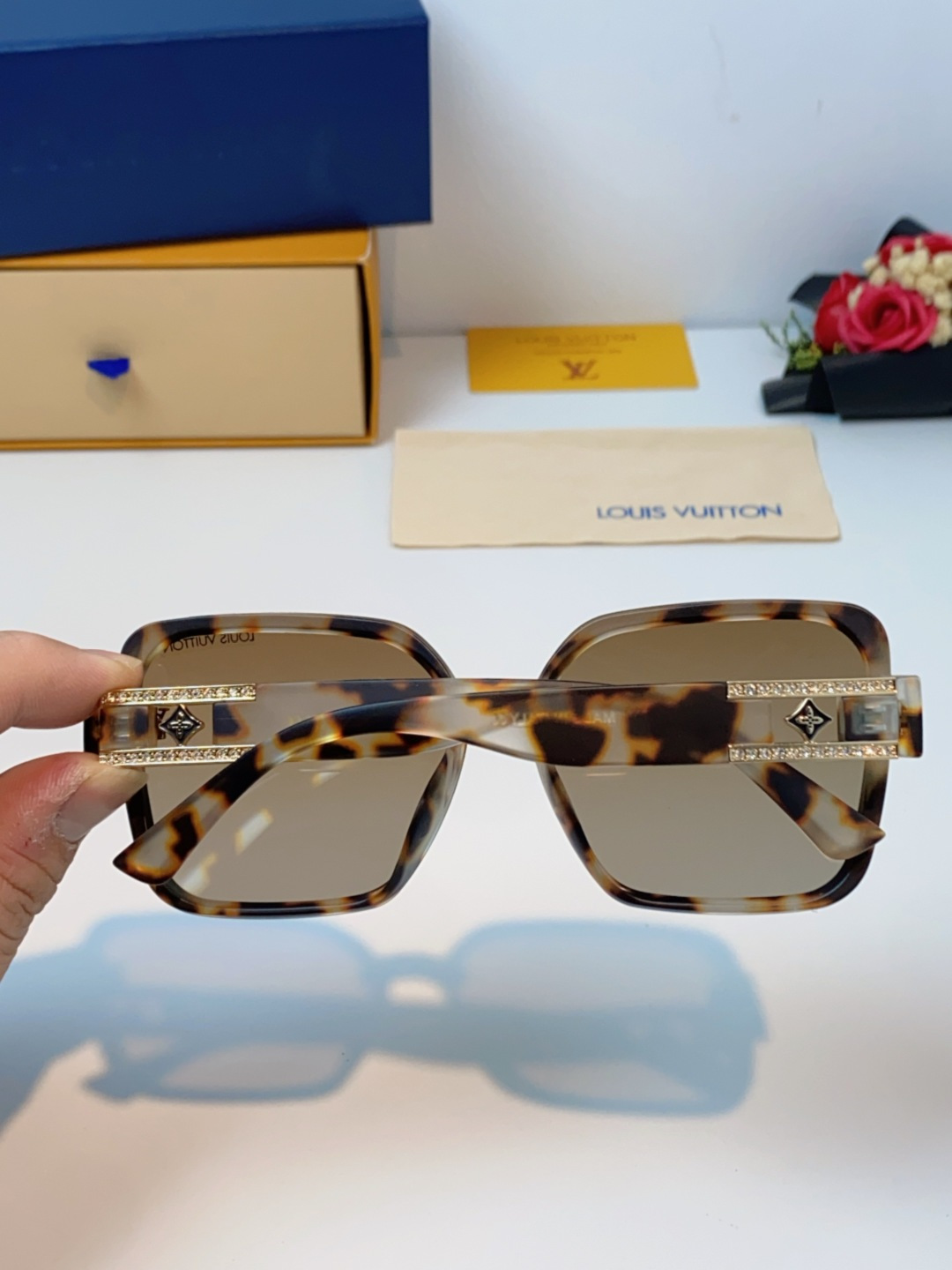 LouisVuitton路易威登 2025新款眼镜偏光镜女士时尚阳镜印花腿墨镜