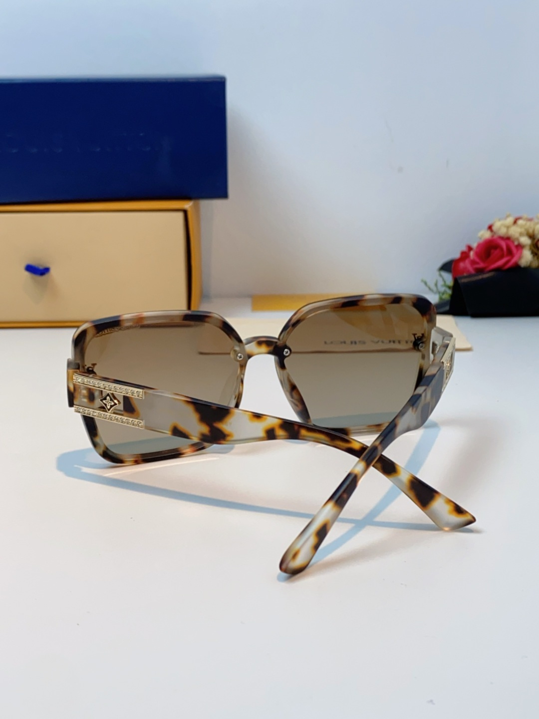 LouisVuitton路易威登 2025新款眼镜偏光镜女士时尚阳镜印花腿墨镜