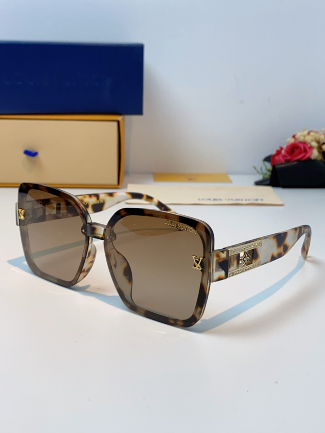 LouisVuitton路易威登 2025新款眼镜偏光镜女士时尚阳镜印花腿墨镜