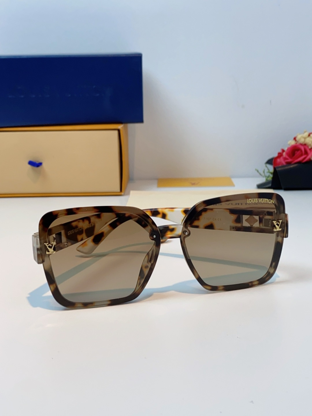 LouisVuitton路易威登 2025新款眼镜偏光镜女士时尚阳镜印花腿墨镜