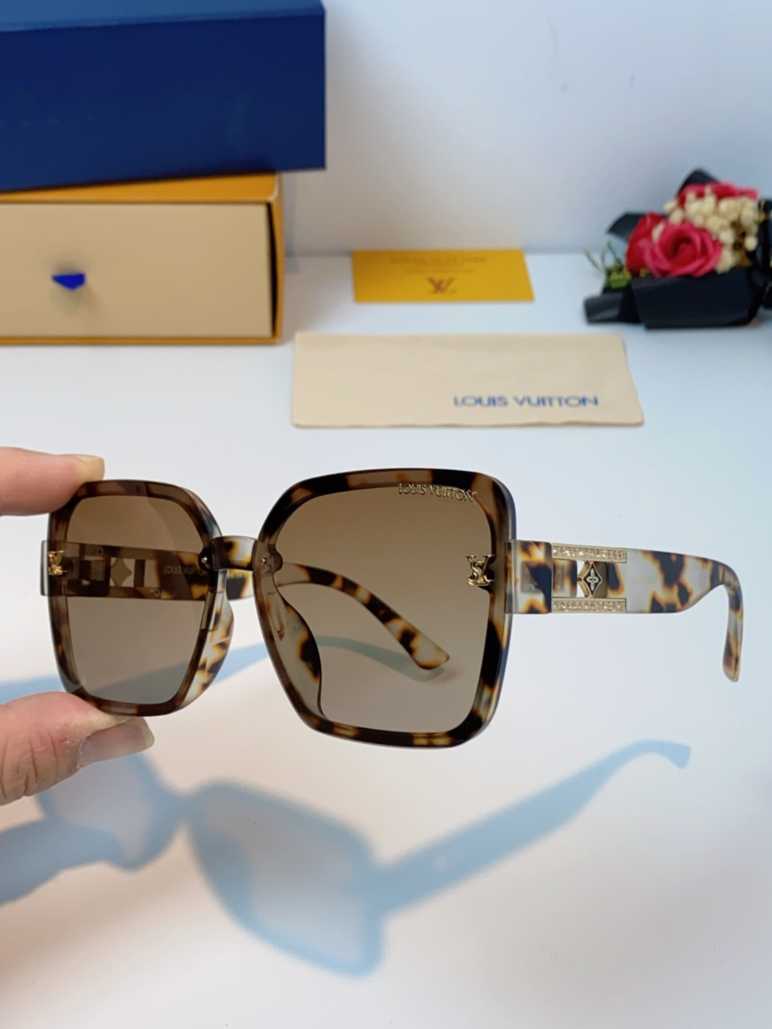 LouisVuitton路易威登 2025新款眼镜偏光镜女士时尚阳镜印花腿墨镜