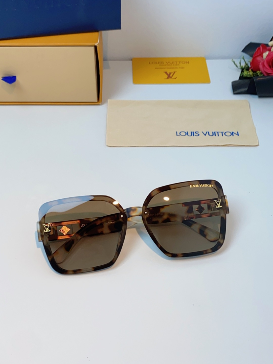 LouisVuitton路易威登 2025新款眼镜偏光镜女士时尚阳镜印花腿墨镜