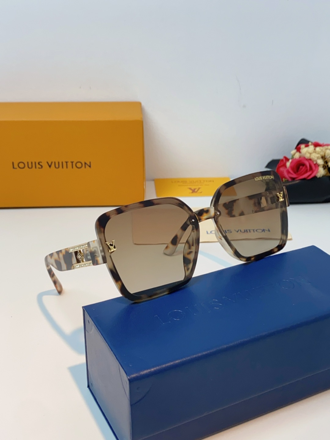 LouisVuitton路易威登 2025新款眼镜偏光镜女士时尚阳镜印花腿墨镜