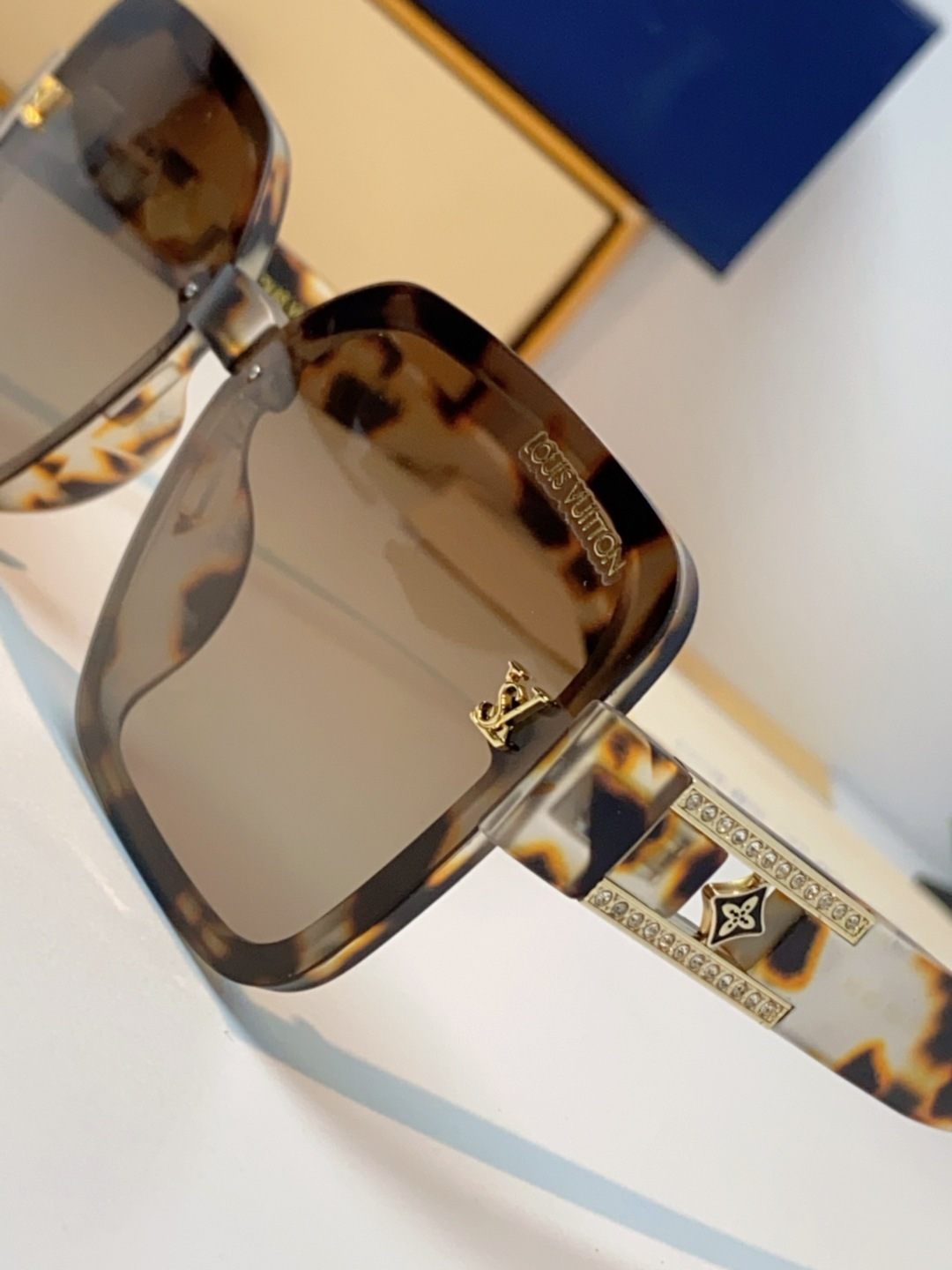 LouisVuitton路易威登 2025新款眼镜偏光镜女士时尚阳镜印花腿墨镜