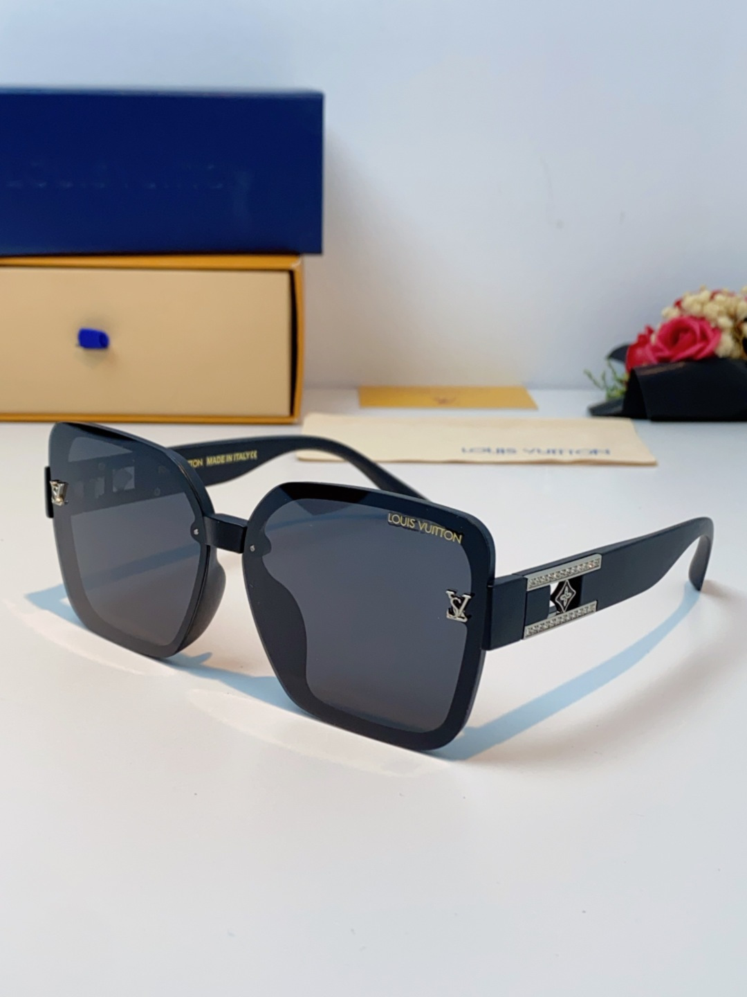 LouisVuitton路易威登 2025新款眼镜偏光镜女士时尚阳镜印花腿墨镜