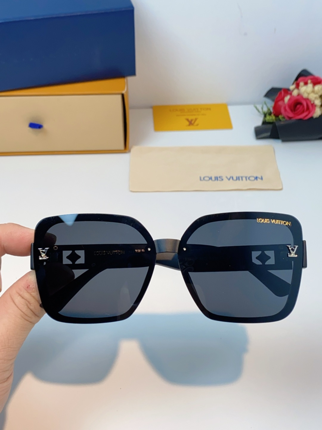 LouisVuitton路易威登 2025新款眼镜偏光镜女士时尚阳镜印花腿墨镜