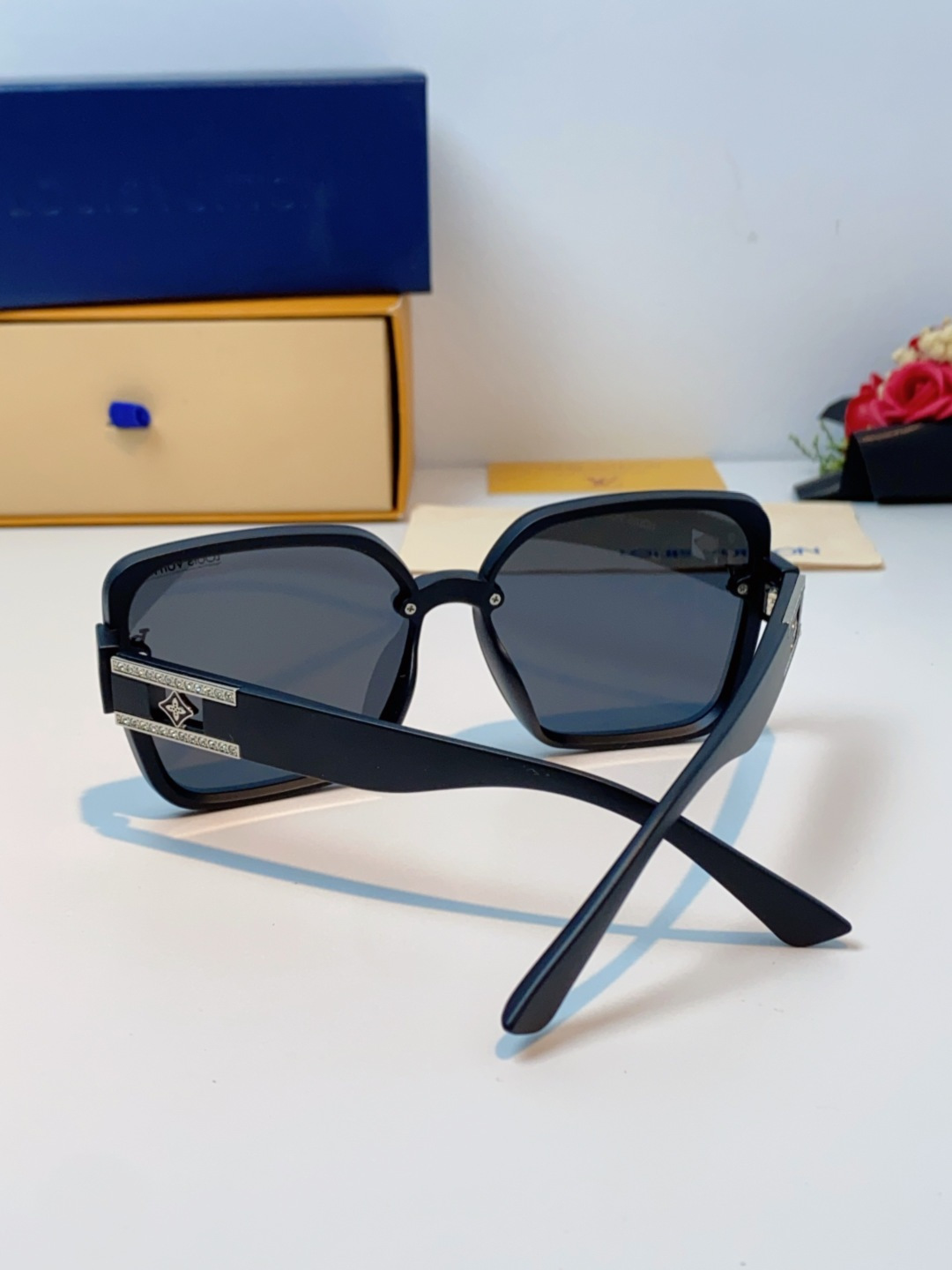 LouisVuitton路易威登 2025新款眼镜偏光镜女士时尚阳镜印花腿墨镜