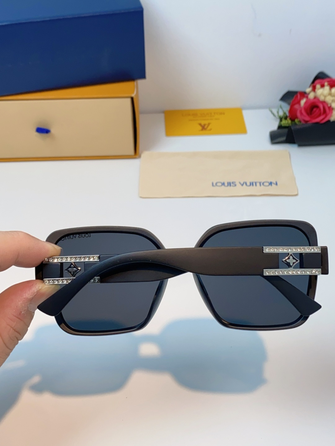 LouisVuitton路易威登 2025新款眼镜偏光镜女士时尚阳镜印花腿墨镜