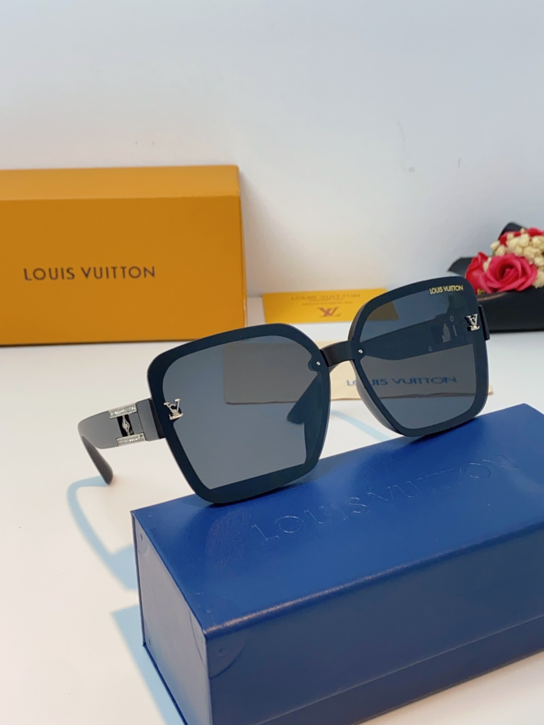 LouisVuitton路易威登 2025新款眼镜偏光镜女士时尚阳镜印花腿墨镜