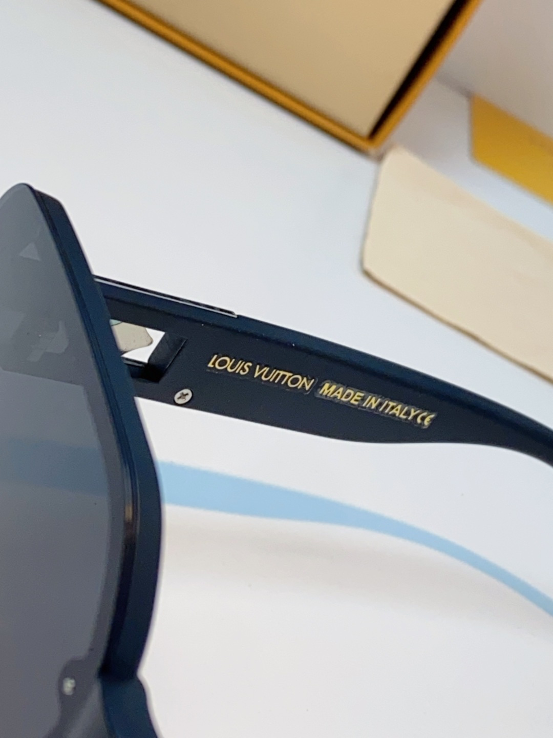 LouisVuitton路易威登 2025新款眼镜偏光镜女士时尚阳镜印花腿墨镜