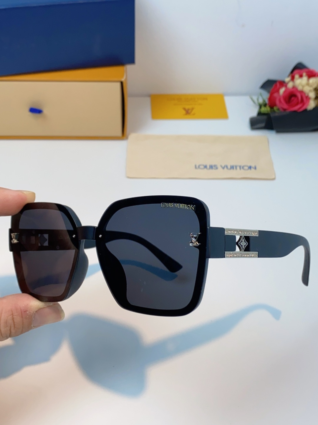 LouisVuitton路易威登 2025新款眼镜偏光镜女士时尚阳镜印花腿墨镜