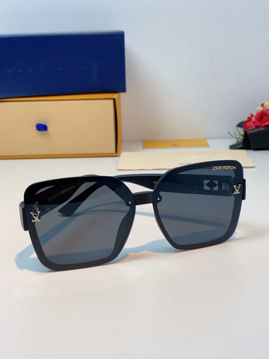 LouisVuitton路易威登 2025新款眼镜偏光镜女士时尚阳镜印花腿墨镜