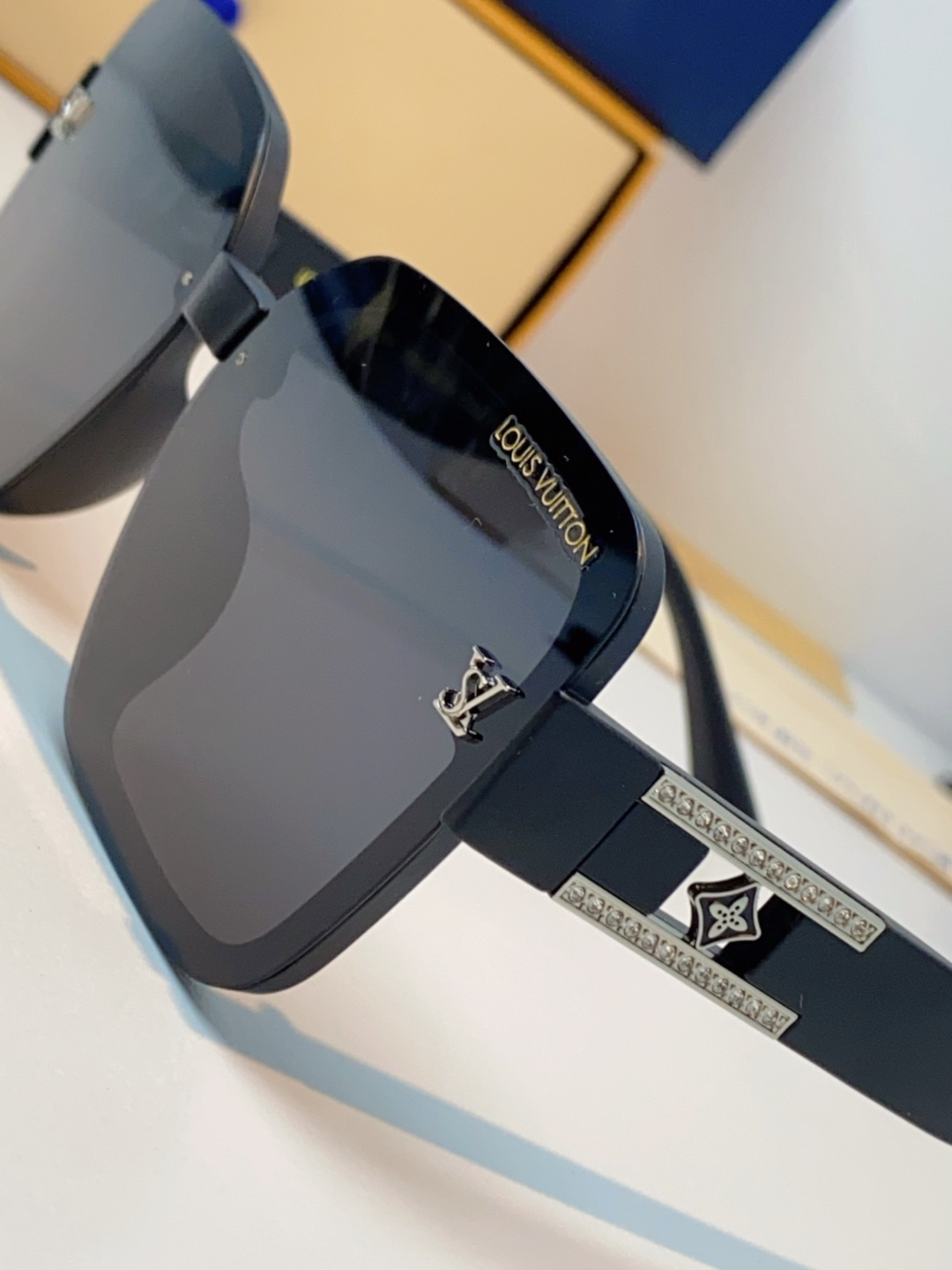 LouisVuitton路易威登 2025新款眼镜偏光镜女士时尚阳镜印花腿墨镜