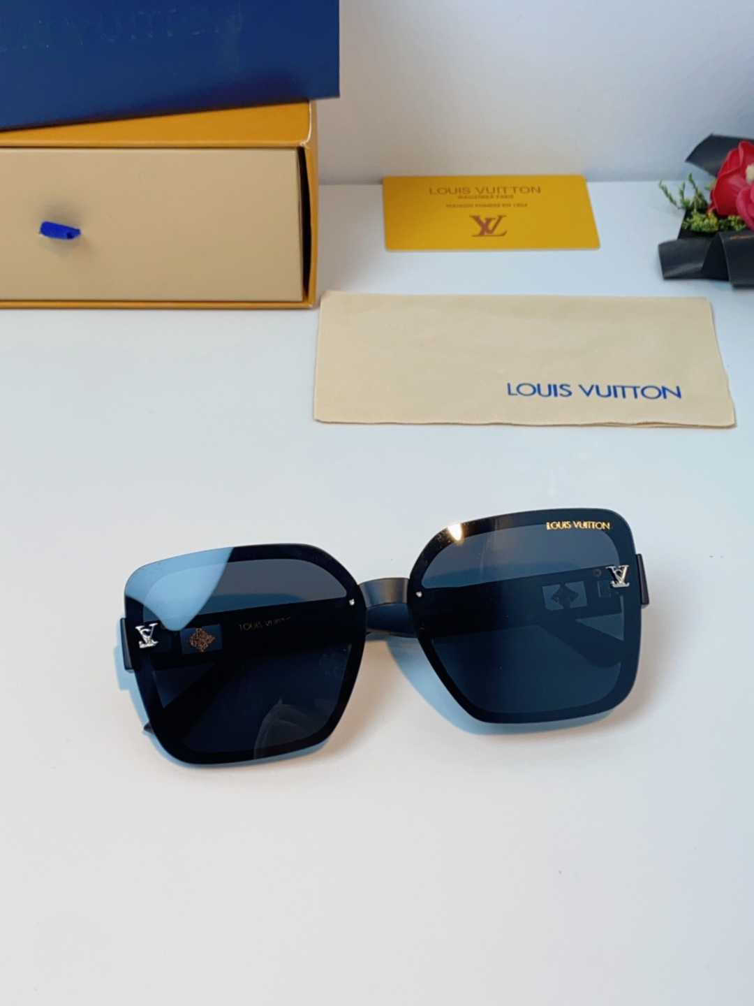 LouisVuitton路易威登 2025新款眼镜偏光镜女士时尚阳镜印花腿墨镜