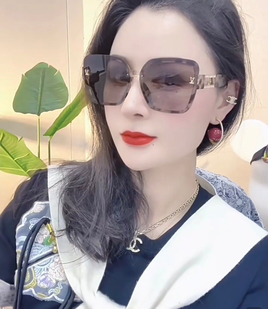 LouisVuitton路易威登 2025新款眼镜偏光镜女士时尚阳镜印花腿墨镜