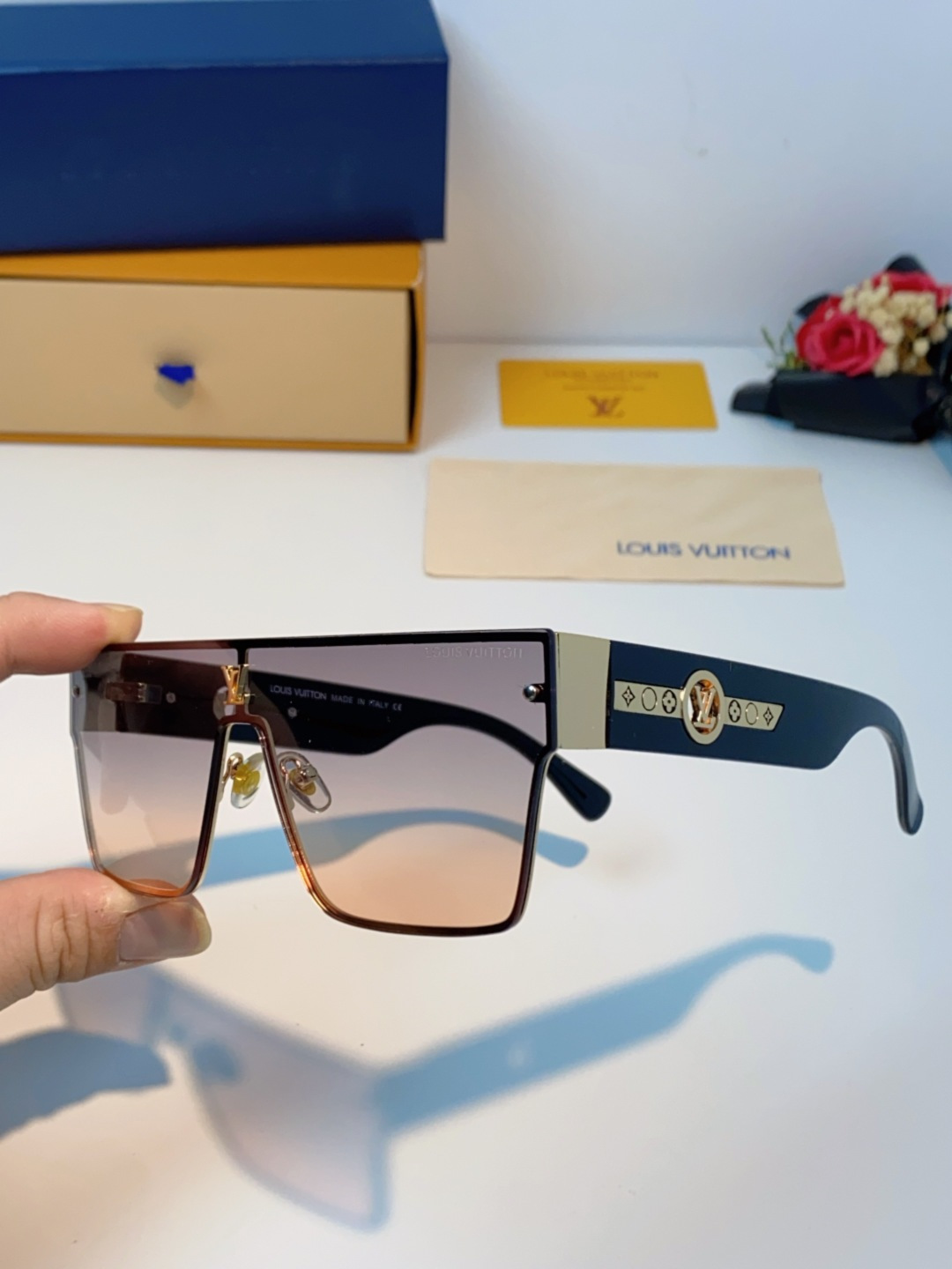 LOUIS VUITTON路易威登 2025新款Lv镜腿连串符号无框切边超大镜片轻奢高级感太阳镜男女通用