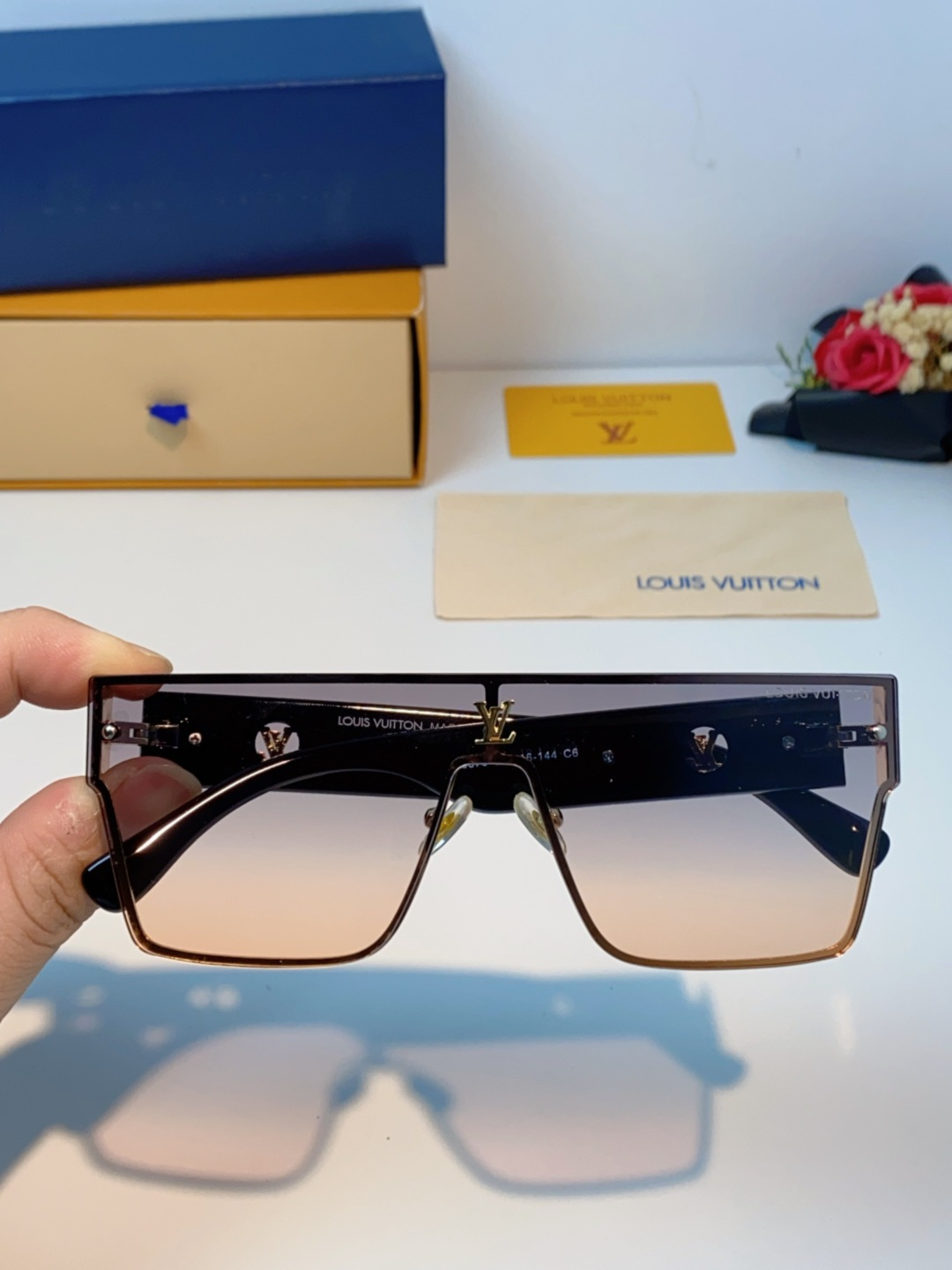 LOUIS VUITTON路易威登 2025新款Lv镜腿连串符号无框切边超大镜片轻奢高级感太阳镜男女通用