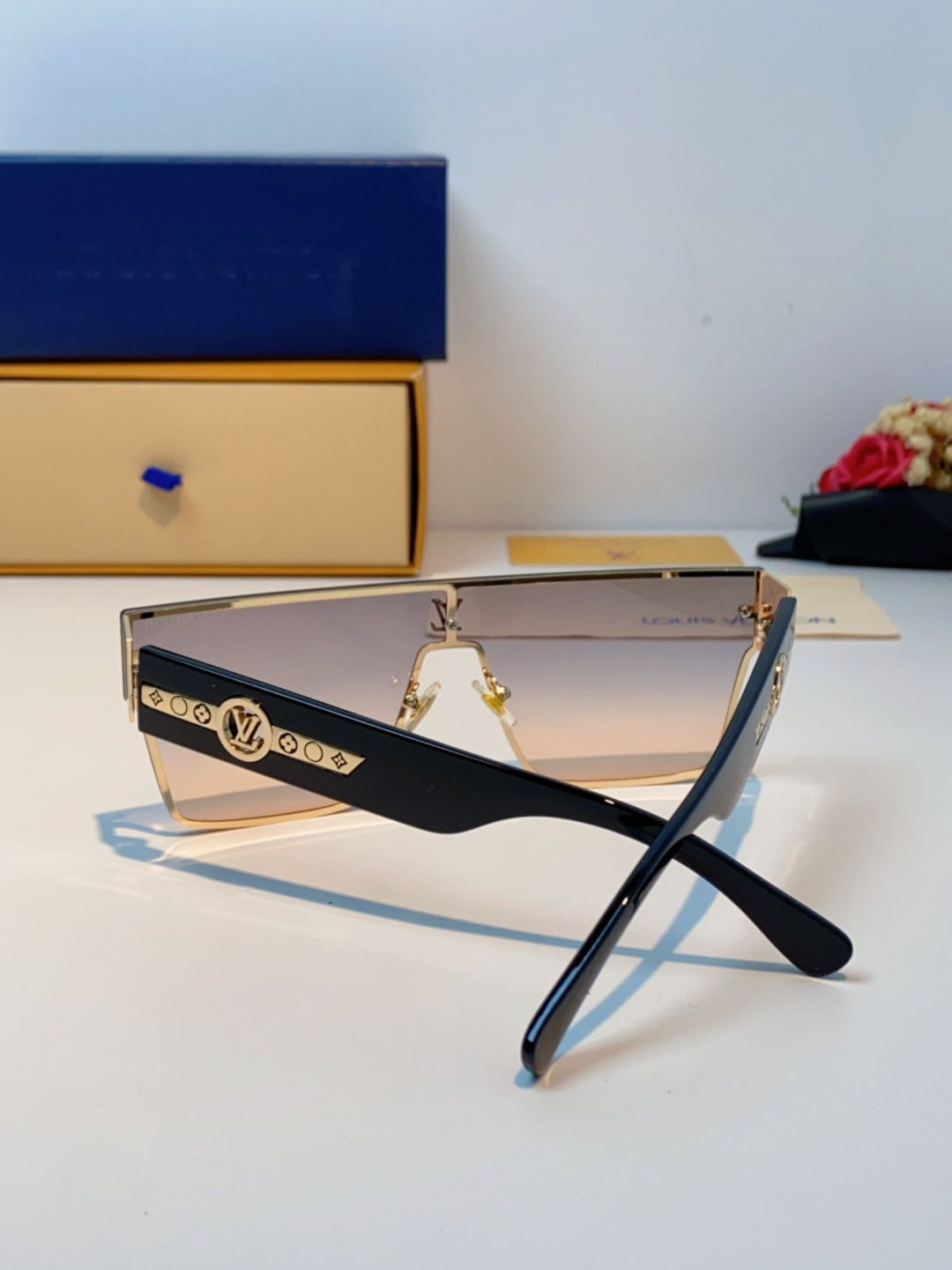 LOUIS VUITTON路易威登 2025新款Lv镜腿连串符号无框切边超大镜片轻奢高级感太阳镜男女通用