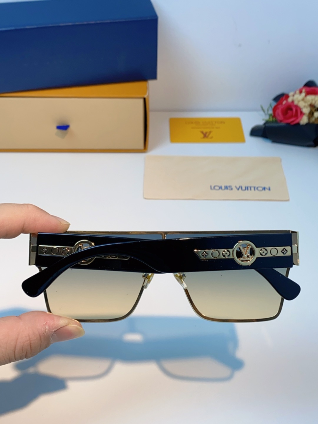 LOUIS VUITTON路易威登 2025新款Lv镜腿连串符号无框切边超大镜片轻奢高级感太阳镜男女通用
