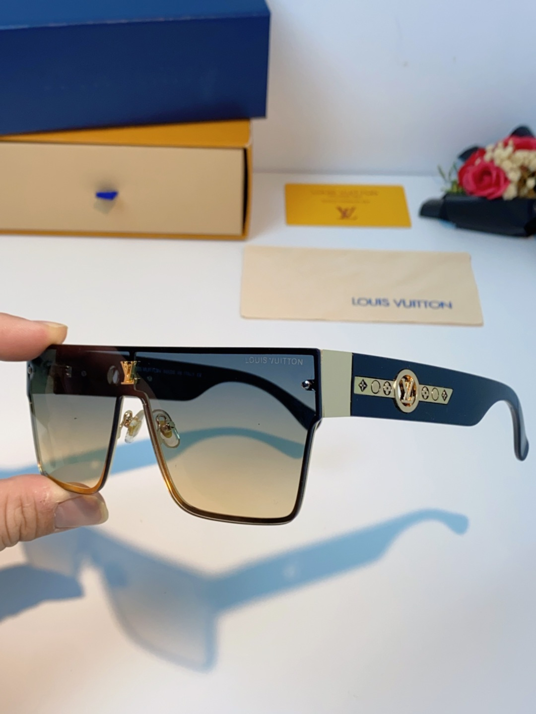LOUIS VUITTON路易威登 2025新款Lv镜腿连串符号无框切边超大镜片轻奢高级感太阳镜男女通用