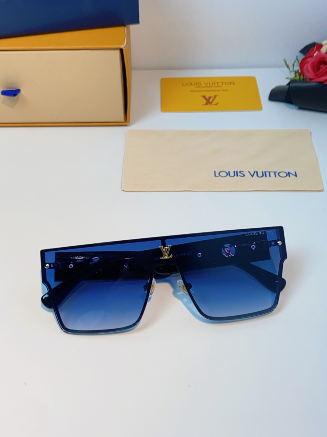 LOUIS VUITTON路易威登 2025新款Lv镜腿连串符号无框切边超大镜片轻奢高级感太阳镜男女通用