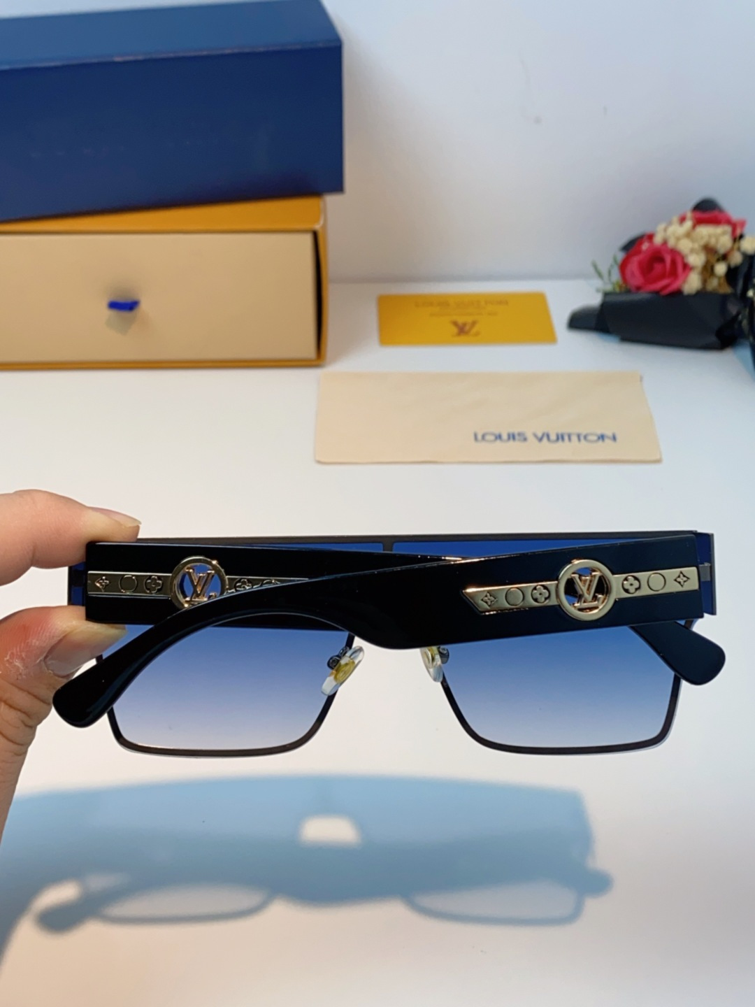 LOUIS VUITTON路易威登 2025新款Lv镜腿连串符号无框切边超大镜片轻奢高级感太阳镜男女通用