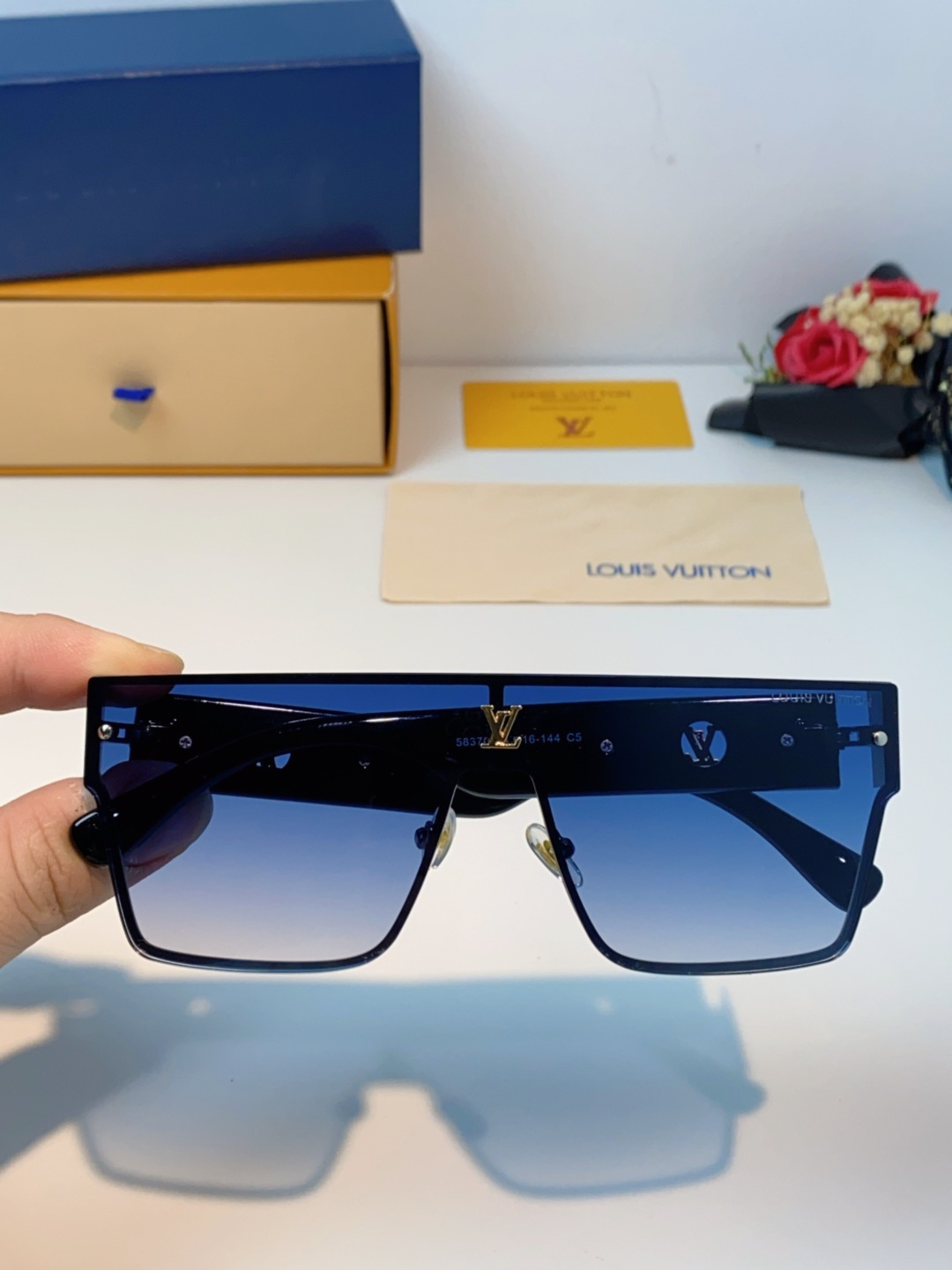 LOUIS VUITTON路易威登 2025新款Lv镜腿连串符号无框切边超大镜片轻奢高级感太阳镜男女通用