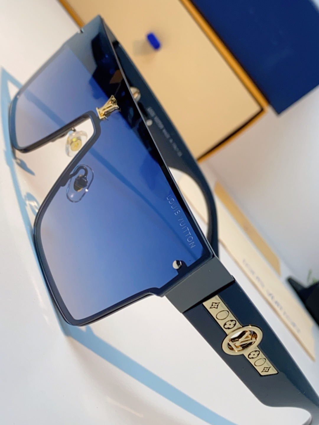 LOUIS VUITTON路易威登 2025新款Lv镜腿连串符号无框切边超大镜片轻奢高级感太阳镜男女通用