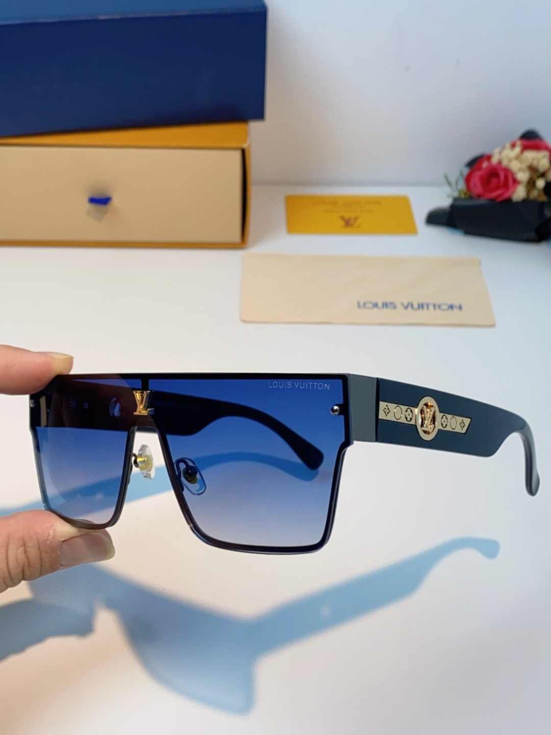 LOUIS VUITTON路易威登 2025新款Lv镜腿连串符号无框切边超大镜片轻奢高级感太阳镜男女通用